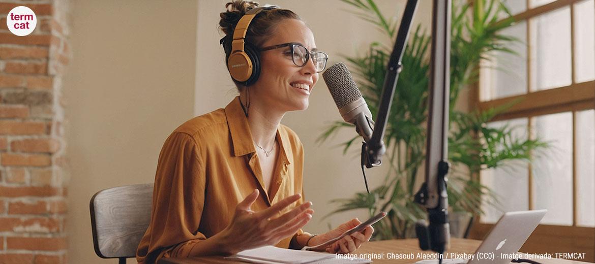 una podcastera
