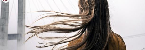 una noia amb els cabells enduts pel vent